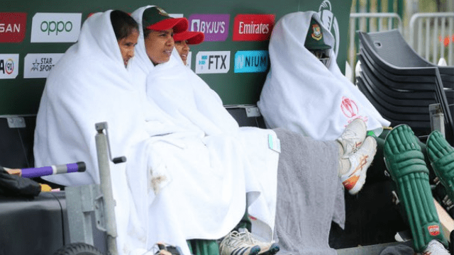 criccrank - 2022-03-25T123320.344 AUS vs BAN: For the first time in cricket history, players came on the field with a quilt, this became a big reason