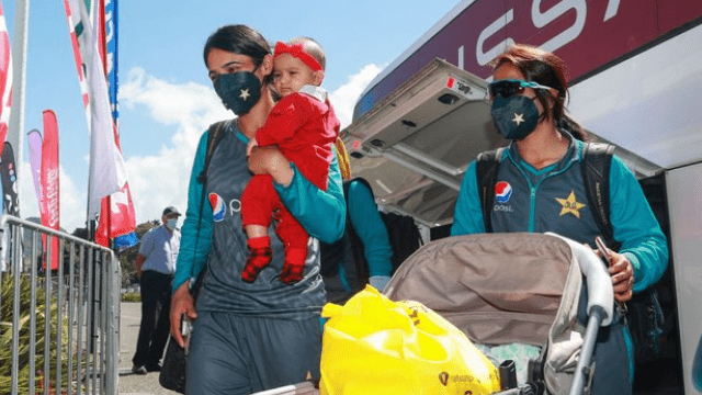 criccrank (89) IND vs PAK WC2022: Pakistan captain Bismah Maroof reached the ground with her child, paid the right to be a mother with the cricketer