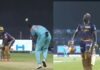 वीडियो: रसेल ने “हैट्रिक छक्के” ने दिया होल्डर के ओवर को मसल, 6 गेंद में लूटे 25 रन, होल्डर को दिखाए आसमानी तारे Video: Russell's "hat-trick six" muscled Holder's over, robbed 25 runs in 6 balls