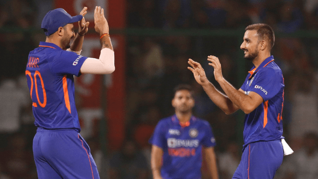 Pretorius dodges on Harshal Patel's slow full toss, blown away the wicket