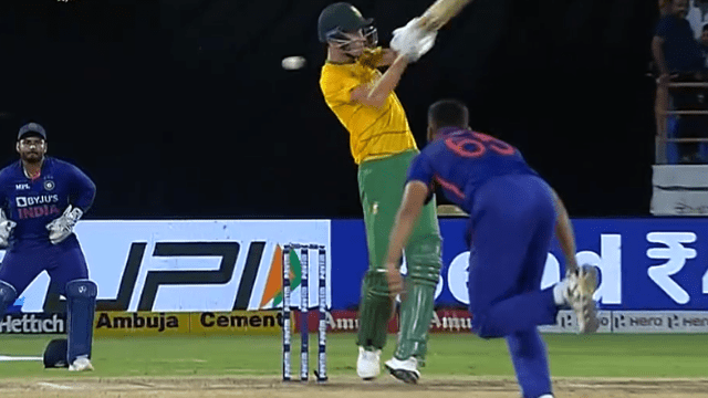 AveshKhan bouncer hits MarcoJansen on helmet