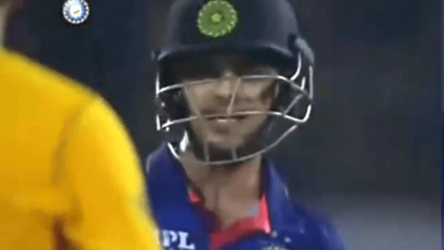 Ishan Kishan hits 4,6 in the over of Tabrez Shashmi and thanks to Shamshi lost his cool