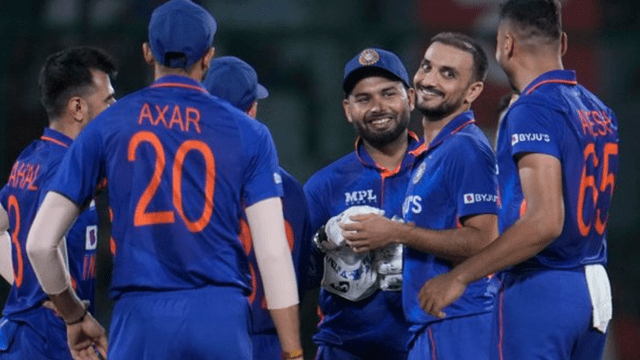 Rishabh Pant got out for wrapping the ball, then there was a mess in the hurry