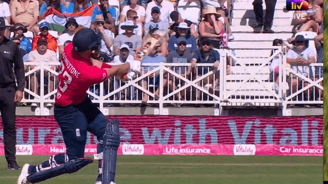Livingstone hit the "Monster Six" ball out of the stadium, the face of passion landed, ENG scored 215 runs