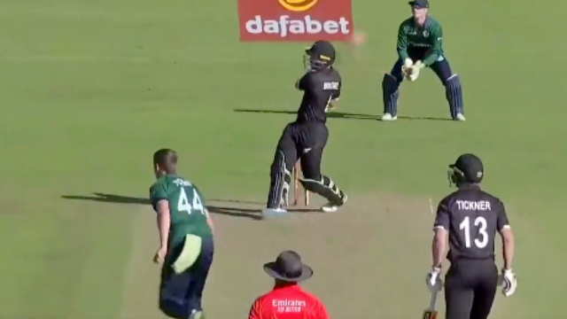 www.criccrank.com - 2022-07-11T173144.849 20 runs to be made in the last over, 1 wicket was left, see New Zealand's Bracewell scored 4,4,6,4,6