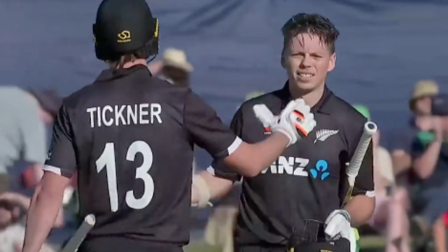 20 runs to be made in the last over, 1 wicket was left, see New Zealand's Bracewell scored 4,4,6,4,6