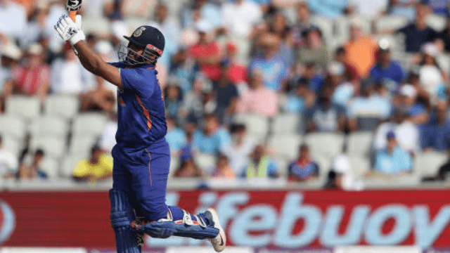 Rishabh Pant blew Willie's senses by hitting 5 fours in 5 consecutive balls, hit 21 runs in 1 over