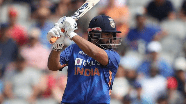 Rishabh Pant blew Willie's senses by hitting 5 fours in 5 consecutive balls, hit 21 runs in 1 over