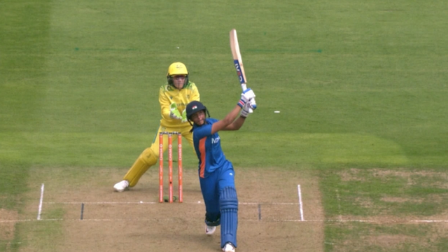 Audience said "we want six" and Harmanpreet smashed 94 meters to the sky, AUS player smiled
