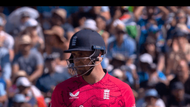 Livingstone hit the "Monster Six" ball out of the stadium, the face of passion landed, ENG scored 215 runs