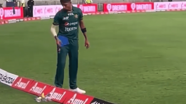 INDvsPAK: This player of PAK reached with tiffin in live match, started eating bananas instead of fielding