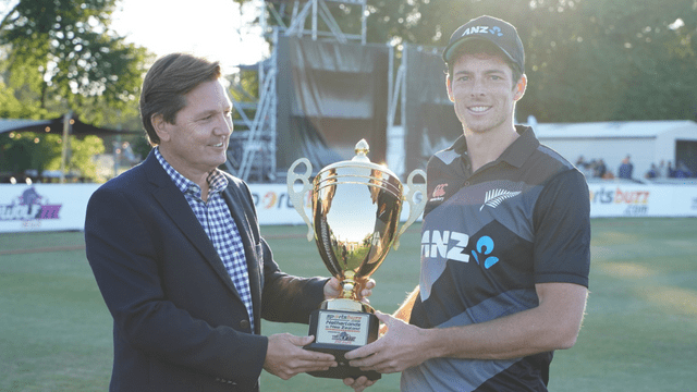 Video: Mitchell hit a six in two consecutive balls across the stadium, the ball had to come out of the water canal