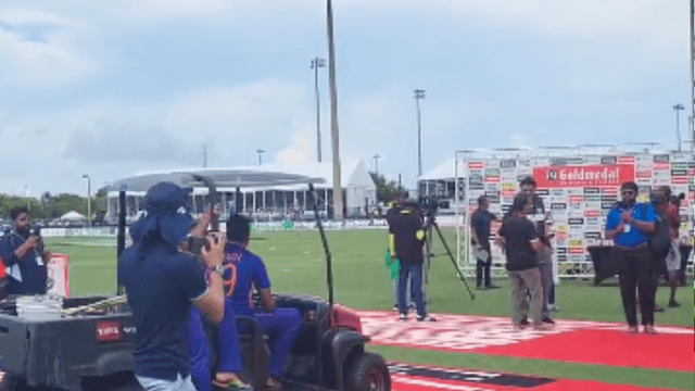 Video: Rohit Sharma made grand entry, entered the car with Karthik-Ashwin in the presentation to take the medal