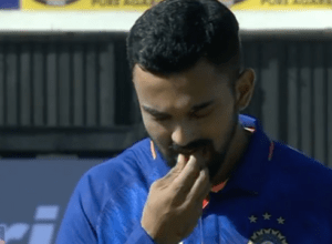 Video: Lokesh Rahul became an example, before the national anthem, "chewing gum" came out of his mouth and expressed patriotism