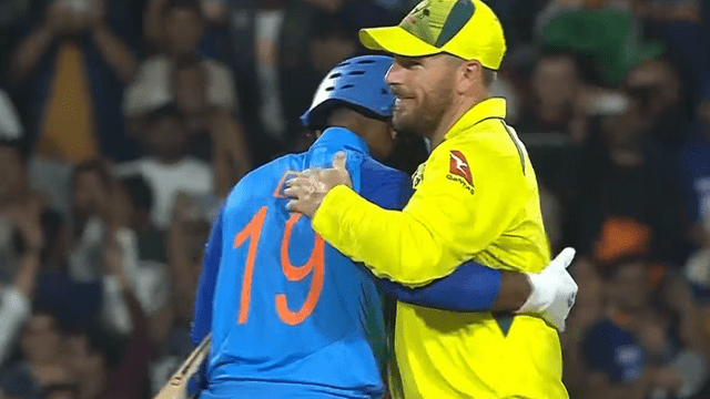 Dinesh Karthik destroyed Australia in 2 balls, became the biggest finisher with 6,4, Rohit hugged him