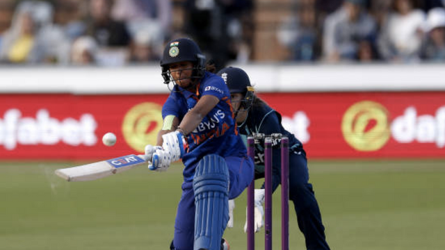 Harmanpreet played a stormy innings of 143 runs, hit 4 tremendous sixes, this slap six was the most special, IND made 333/5