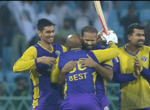12 runs were needed in 6 balls, this bowler did a reversal by putting 6,4,4, Yusuf Pathan played a stormy innings