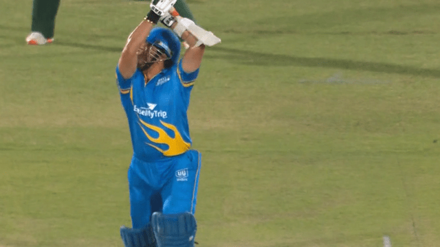 Sachin Tendulkar made a straight drive and Raina showed his old "trade mark shot", the audience went crazy