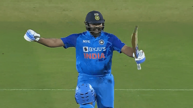 Dinesh Karthik destroyed Australia in 2 balls, became the biggest finisher with 6,4, Rohit hugged him