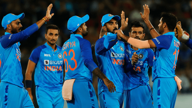 Axar Patel became "Superman", took the catch of Wade by leaping and completely fed him