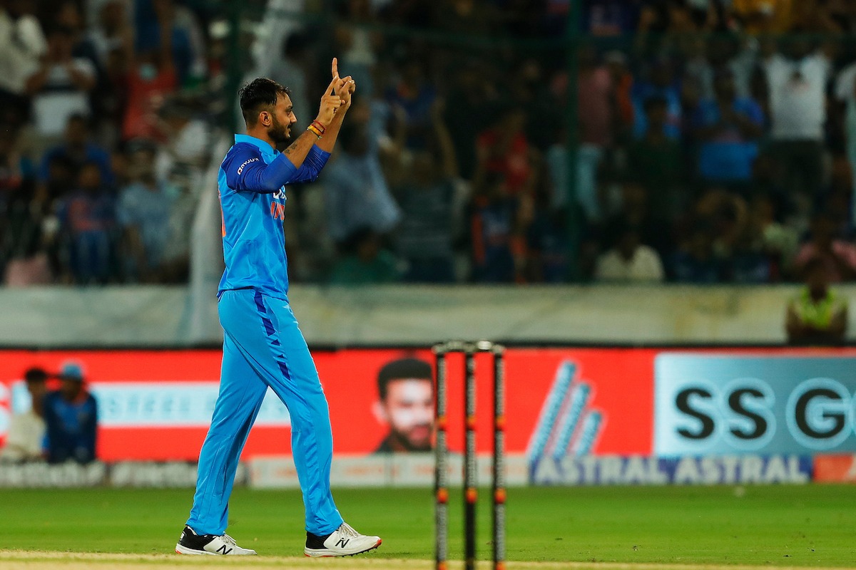 Axar Patel became "Superman", took the catch of Wade by leaping and completely fed him