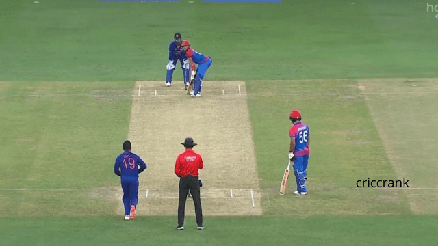 Dinesh Karthik threw a dreadful ball, the bat dropped 4 feet away from the batsman's hand, Virat laughed