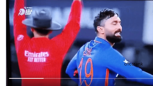 Dinesh Karthik threw a dreadful ball, the bat dropped 4 feet away from the batsman's hand, Virat laughed