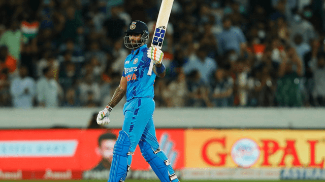 CE8AD7A3-0A71-4ADF-8209-EDF5C5817B30 Suryakumar hit 3 sixes 5 fours with SR of 151, became a sixer king, broke Dhawan's 4-year-old record