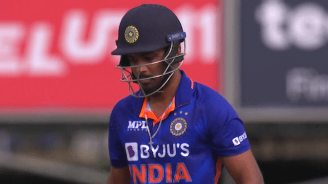 Along with this, the public became crazy, Sanju's name echoed all over the ground, ended the match with a six.