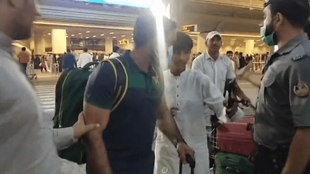 Video: Asif Ali asks for selfie or not, angry fan teases and says "Well plaid Asif" video goes viral