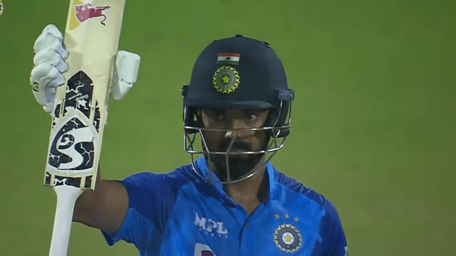 The snake reached the live match, Lokesh fell behind after seeing Rahul, the match stopped for 5 minutes, there was a ruckus in the second T20 match