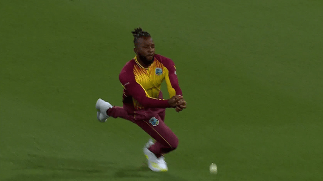 These 2 catches left in the 20th over of Cottrell, the fielders drowned, the drama in the last over