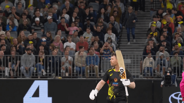 Video: David Warner hit 360 degree shot on his knees, the ball went for a six, created havoc, hit 25th half-century