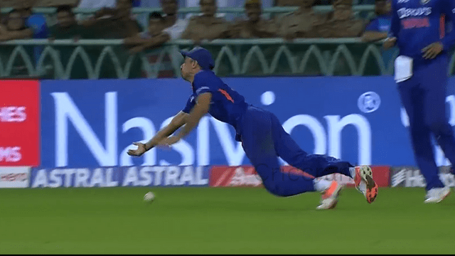 In IND vs SA match, the ball boy showed Rituraj, mirror to Siraj, showed what is fielding by taking a catch outside the boundary