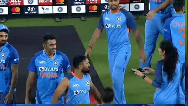 Dinesh Karthik feel u comfortable when a girl touched his hand!