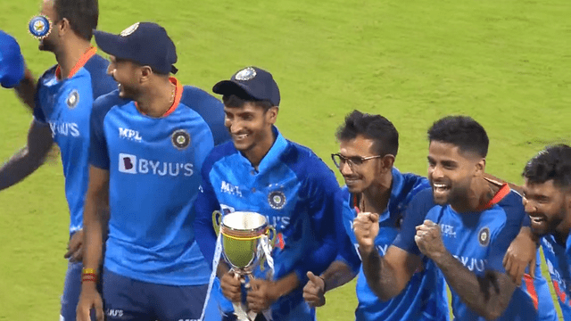 Video: Rohit Sharma reminds Dhoni's tradition, Shahbaz Ahmed won the trophy by giving him the trophy, Pant again appeared in the corner