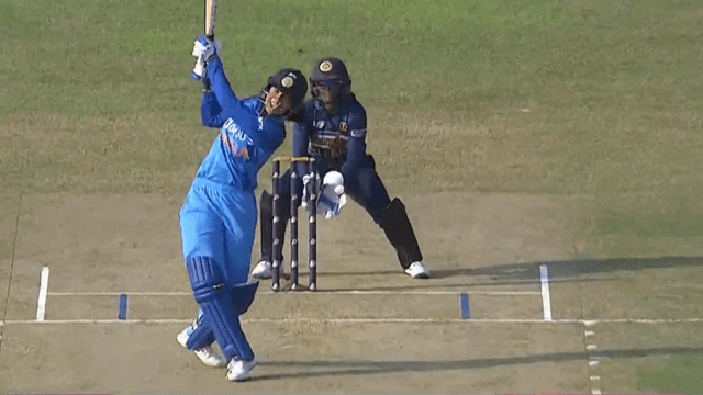 AA1E7BDA-DE2A-46BE-8A48-25551EFF7800 Smriti Mandhana ends the match with a six, reminds Dhoni, India becomes Asia Cup winner for the 7th time