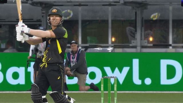 Video: David Warner hit 360 degree shot on his knees, the ball went for a six, created havoc, hit 25th half-century
