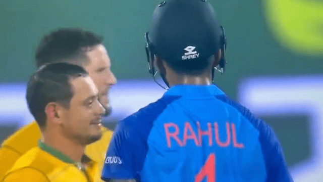 The snake reached the live match, Lokesh fell behind after seeing Rahul, the match stopped for 5 minutes, there was a ruckus in the second T20 match