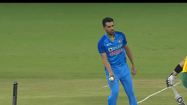 Deepak Mankading did not become a hero but became a "villain" after dropping Siraj's catch