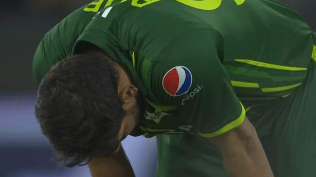 Virat Kohli overturned fireworks by hitting 2 consecutive sixes in Rauf's over, Rauf looked in awe, Pakistan stunned by an innings of 82 runs