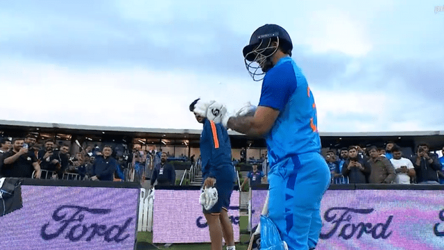 IND vs NZ: Ishan Kishan made a mistake in the live match, brought both gloves with the same hand, know what happened then