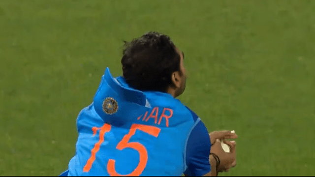 Bhuvneshwar Kumar became Superman, caught Philips amazing catch by diving in the air, Siraj could not believe