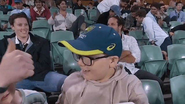 In the LIVE match of AUS-ENG, the child demanded this thing, Warner won the heart, said this in gestures