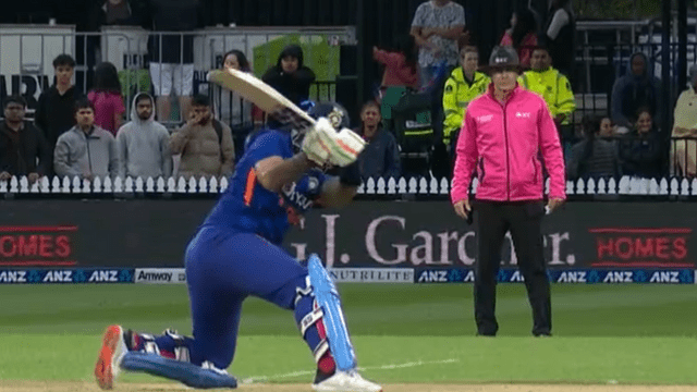 Again Suryakumar showed the miracle of 720 degree shot, the skyscraper "six" on the reverse sweep, flew away Mitchell Bracewell's senses!