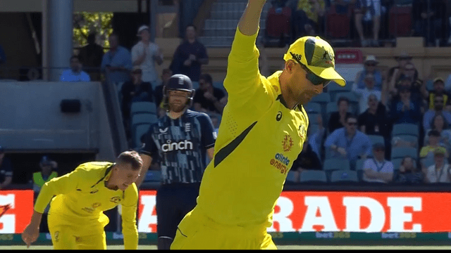 Aston Agar became "Super Man", stopped six by jumping 6 feet in the air, set color in AUS-ENG match
