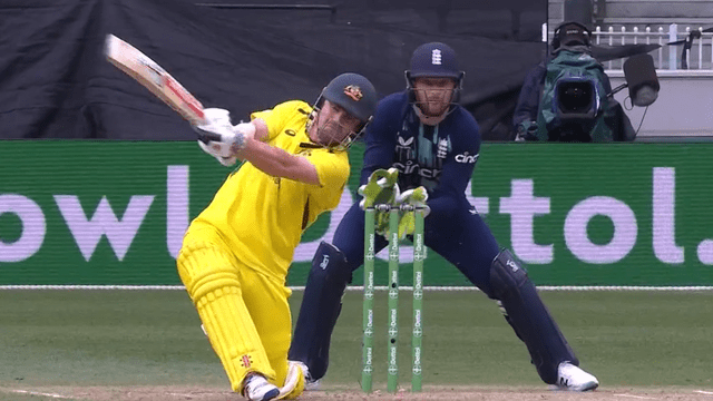 Travis Head hit a 96 meter rocket "six" on his knees, youngster took the catch