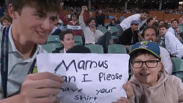 In the LIVE match of AUS-ENG, the child demanded this thing, Warner won the heart, said this in gestures