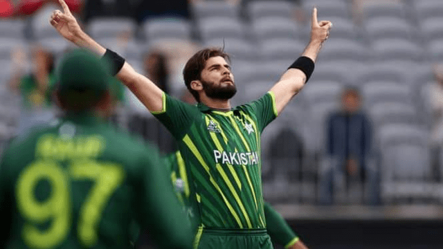 Shaheen Afridi created furor, Finn Allen tasted the fun of swing ball, know the thrill of the first over