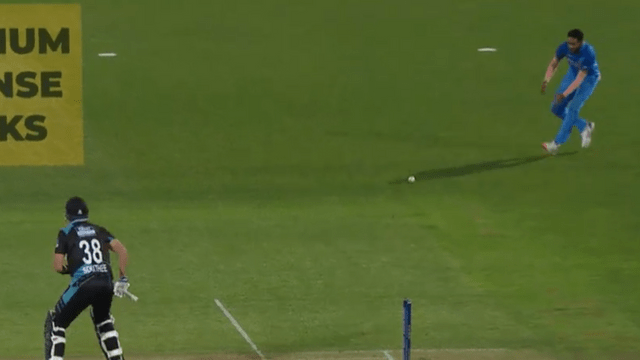 Mo. Siraj's "rocket throw" did Adam Milne's work, stumps blown from 16 meters away created a ruckus